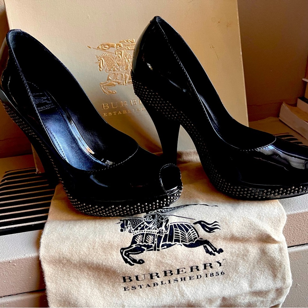 BURBERRY PATENT LEATHER PLATFORM PEEP-TOE PUMPS SIZE8.5